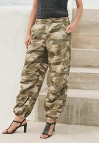 Next PARACHUTE STANDARD - Cargo hlače - camouflage embroidered