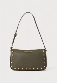 Olivgrüne Leder-Umhängetasche mit goldfarbenen Beschlägen, Reißverschluss und metallischen Nietenakzenten entlang der Vorderseite. Logo oben geprägt.