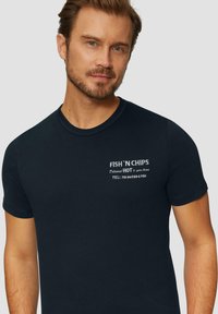s.Oliver MIT FRONT - T-shirt print - navy