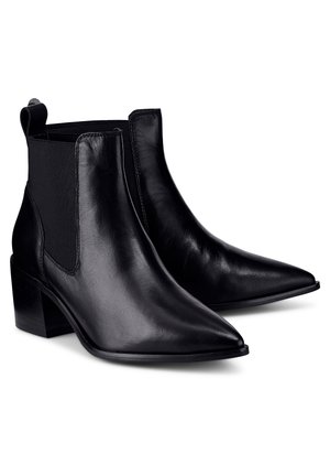 Bottines en cuir noir à bouts pointus, panneaux latéraux élastiques et talons blocs sur fond blanc.