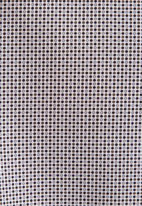 Tessuto a motivo con uno sfondo bianco e piccole macchie nere e marroni distribuite uniformemente, contornate di blu, creando un design geometrico.