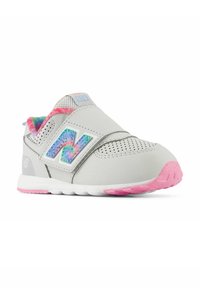 Scarpa sportiva grigia chiara con suola rosa, dettagli in rete e perforati, con un accento colorato a tie-dye sulla fascia e sul rivestimento interno.