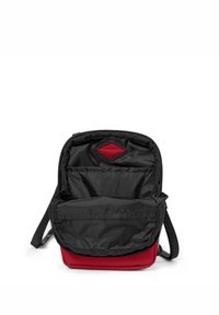 Borsa a spalla in tessuto rosso e nero con chiusura a zip, dotata di un compartimento principale, tasche interne e una tracolla nera testurizzata.