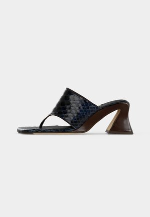 MIISTA ERNIE SNAKE THONGE - Σανδάλια τύπου T - navy/brown