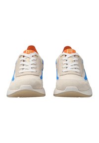 Beige Sneaker mit blauen Akzenten, Wildlederdetails, weißen Schnürsenkeln, orangefarbenem Logo an der Zunge und kombiniert mit einer strukturierten Gummisohle.