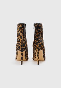 Luipaardprint hoge enkelboots met een stijlvolle, textuurafwerking, voorzien van een zwarte rits aan de achterkant en een naaldhak.