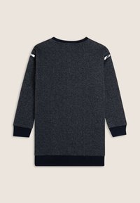 Maglione grigio scuro con maniche lunghe, polsini e orlo a coste, caratterizzato da una striscia riflettente minimalista sulla spalla sinistra. Texture liscia.