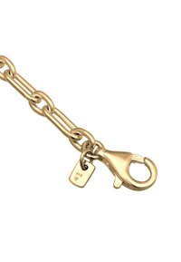 Guldbelagt metal kæde med rektangulære led, udstyret med en stor hummertanglås og et lille mærke med påskriften "925", der angiver sølvindhold.