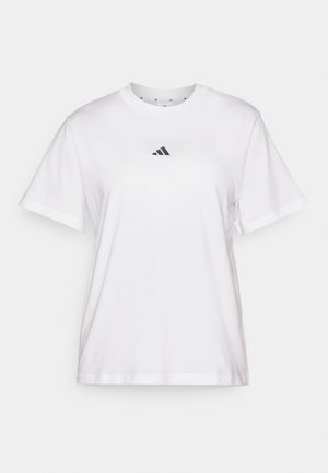 Camiseta branca de algodão com decote redondo, mangas curtas e um pequeno logo preto no peito. Textura suave, corte casual.
