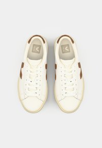 Sneaker bianche in pelle con dettagli in suede marrone, punta tonda, design con lacci, suola testurizzata e logo stampato sulla soletta.