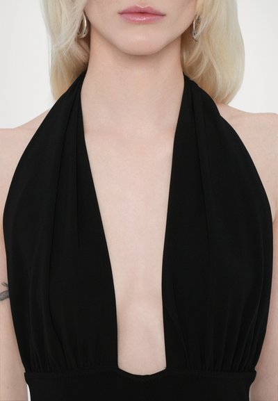 Top negru cu gât halter și decolteu adânc în V, realizat dintr-un material moale și neted, cu detalii plisate la talie. Design simplu, cu accente minime.