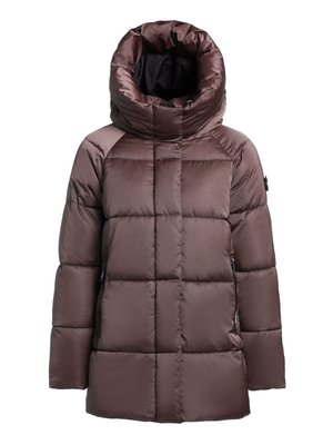 Ruda pūsta striukė su aukštu, sutrauktu apykakliu, rombo formos siuvinėtu raštu, priekinėmis kišenėmis užtrauktuku ir lygiu, blizgiu paviršiumi.