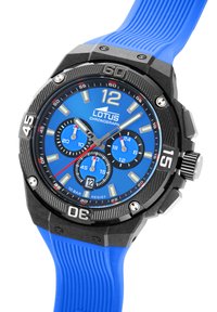 Orologio cronografo blu con una lunetta nera testurizzata, cinturino in gomma e quadrante blu a strati con tre sottodial e accenti argentati.