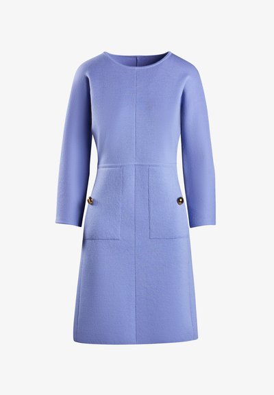 Zila, teksturēta kleita ar trim ceturtdaļu piedurknēm, divām priekšējām kabatām un zelta akcentiem uz kabatām. Tieša piegriezuma dizains.