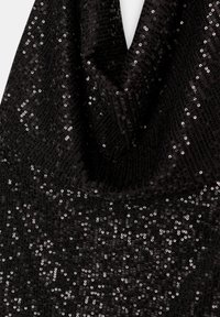 Vêtement noir en tissu texturé avec des sequins scintillants, drapé dans un design à col cowl. La surface a une finition lisse avec des accents dispersés.