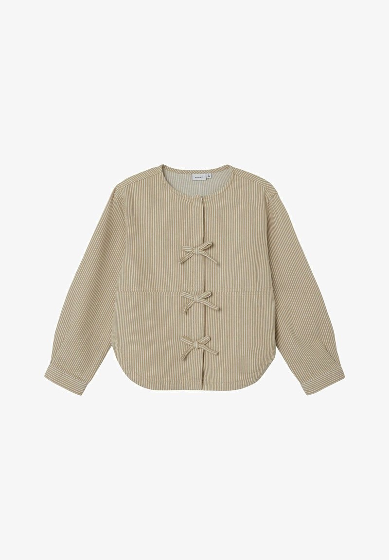 Veste longue à manches longues beige clair avec de fines rayures verticales blanches et trois fermetures à nouer en tissu sur le devant.