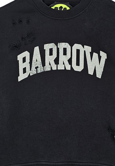 Felpa nera con la scritta "BARROW" in lettere bianche spesse e usurate, con segni di usura visibili e un tessuto morbido e texturizzato.