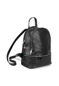 Zwarte leren rugzak met een textuurafwerking, twee met rits afgesloten vakken, verstelbare banden en een klein accent van de Italiaanse vlag.