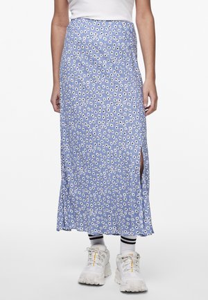 Lyseblå blomsterkjole med hvide og sorte margueritmønstre, knæhøje slids på begge sider, lavet af blødt, svævende stof.