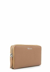 Ruskean kuvioidun nahkalompakon hopeinen vetoketju ja merkin logo edessä, esitetty kulmassa valkoisella taustalla.