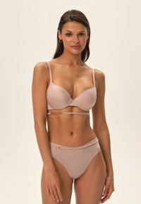 Jasnoróżowy zestaw bikini z wyściełanym biustonoszem z regulowanymi ramiączkami oraz dopasowanymi majtkami bikini z metalowymi akcentami i gładką fakturą.