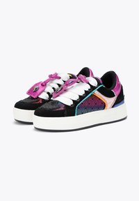 Sneaker in suede nero con motivi ondulati multicolori, lacci bianchi e una suola spessa bianca. Presenta accenti viola e arancione sui lati.