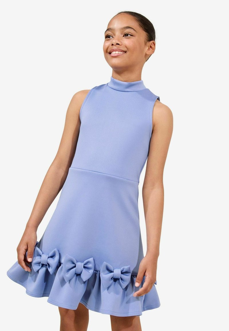 Helles blaues ärmelloses Kleid mit hohem Kragen, schwingendem Saum und drei großen Stoffschleifen am unteren Rand. Glattes, strukturiertes Material.