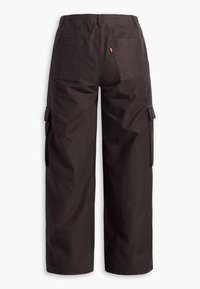 Zwarte cargo broek van stevig materiaal, met zijzakken, een relaxte pasvorm en een tailleband met achterzakken voor extra functionaliteit.