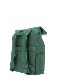 Sac à dos en tissu vert avec une surface texturée, deux bretelles réglables et une fermeture roulante avec une poche latérale.