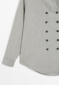 Grau-weiß gestreiftes Hemd mit Knöpfen, doppelreihigem Design, schwarzen Knöpfen und einem maßgeschneiderten Kragen. Der Stoff wirkt glatt und leicht.