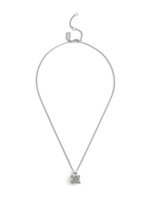 Collier en chaîne argentée avec un pendentif carré orné de pierres en zircon cubique formant un motif en grille, affichant une finition polie.