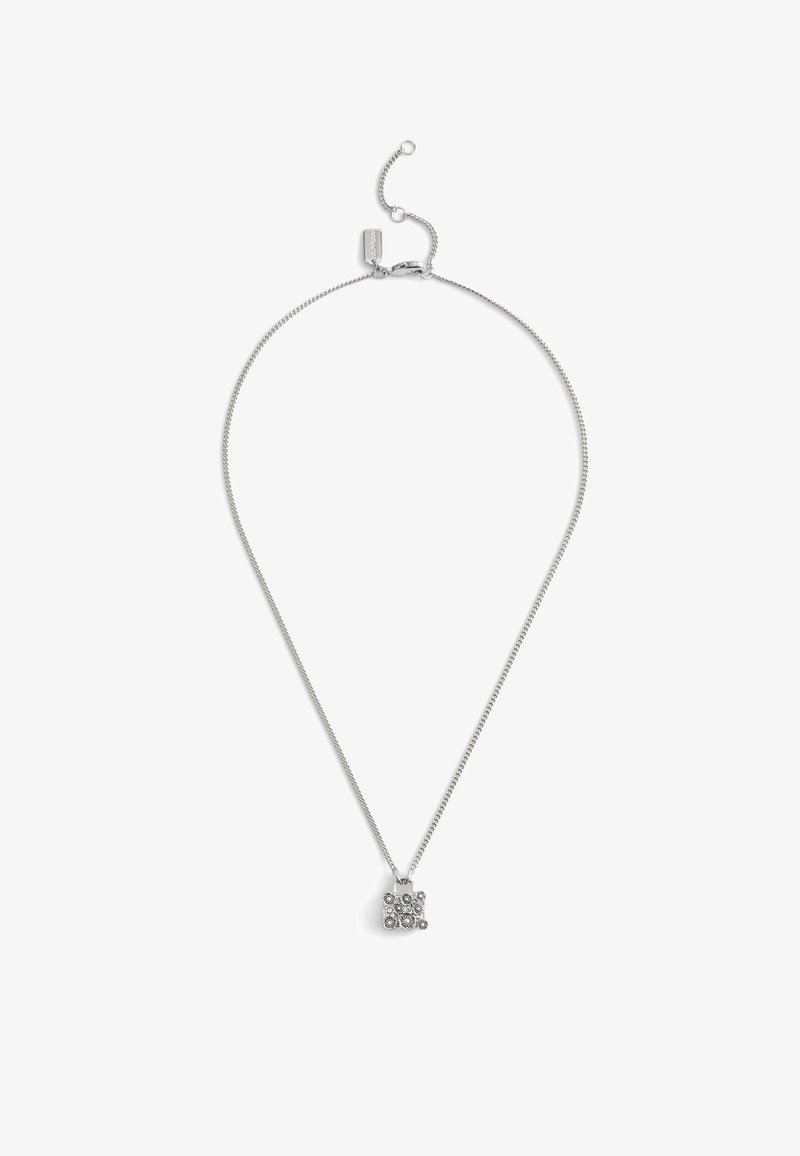 Sølv kæde med et firkantet vedhæng, prydet med cubic zirconia-sten i et gittermønster, der fremviser en poleret finish.