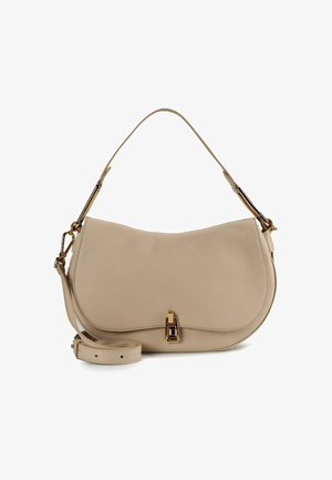 Bolso de mano de cuero beige con una silueta curva, herrajes dorados y una correa de hombro ajustable. Superficie texturizada con un cierre frontal seguro.