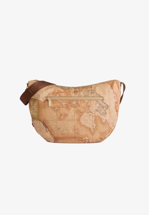 Umhängetasche mit braunem Kartenmuster, goldfarbenem Reißverschlusstasche vorne und breitem braunem Riemen mit geprägtem Schriftzug.