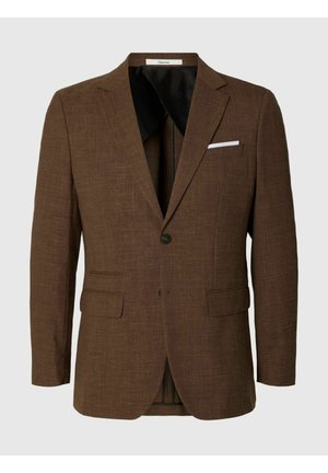 Barna, egysoros férfi blézer bevágott hajtókával, dupla zsebfedőkkel és fehér zsebkendővel, egyszínű háttéren.