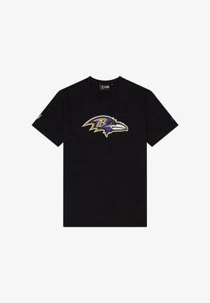 Schwarzes T-Shirt aus Baumwolle mit rundem Halsausschnitt. Auf der Vorderseite befindet sich ein farbiges Logo der Baltimore Ravens und ein kleines Logo auf dem Ärmel.