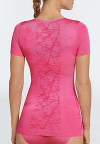 Fitted top s krátkým rukávem v jasně růžové barvě s texturovaným vzorem na zadní straně. Měkký materiál a kulatý výstřih.