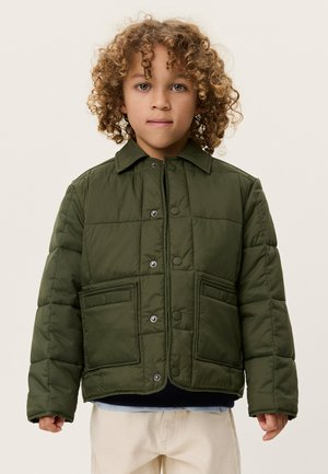 Grøn polstret jakke med krave, trykknapper og forlommer. Har et quiltet design og en løs pasform, der passer til børn.