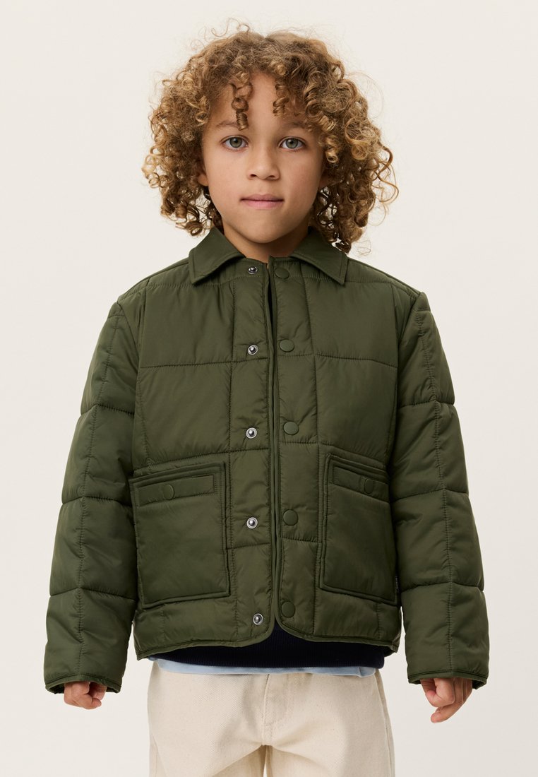 Πράσινο μπουφάν με επένδυση, γιακά, κουμπιά τύπου snap και εμπρόσθιες τσέπες. Διαθέτει σχεδιασμό με ραφές σε σχήμα καπιτονέ και άνετη εφαρμογή κατάλληλη για παιδιά.