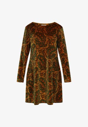 Pikad varrukad, pehmest kangast kleit, millel on detailne paisleimuster roheline, oranži ja kuldse tooni kombinatsiooniga, ümar kaelus.