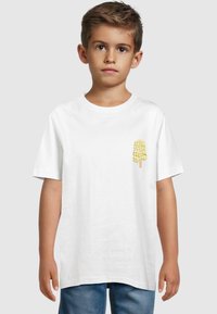 Hvid t-shirt med korte ærmer, der har et gult is-graphic med tekst, lavet af letvægts bomuldsstof, casual pasform, rund halsudskæring.