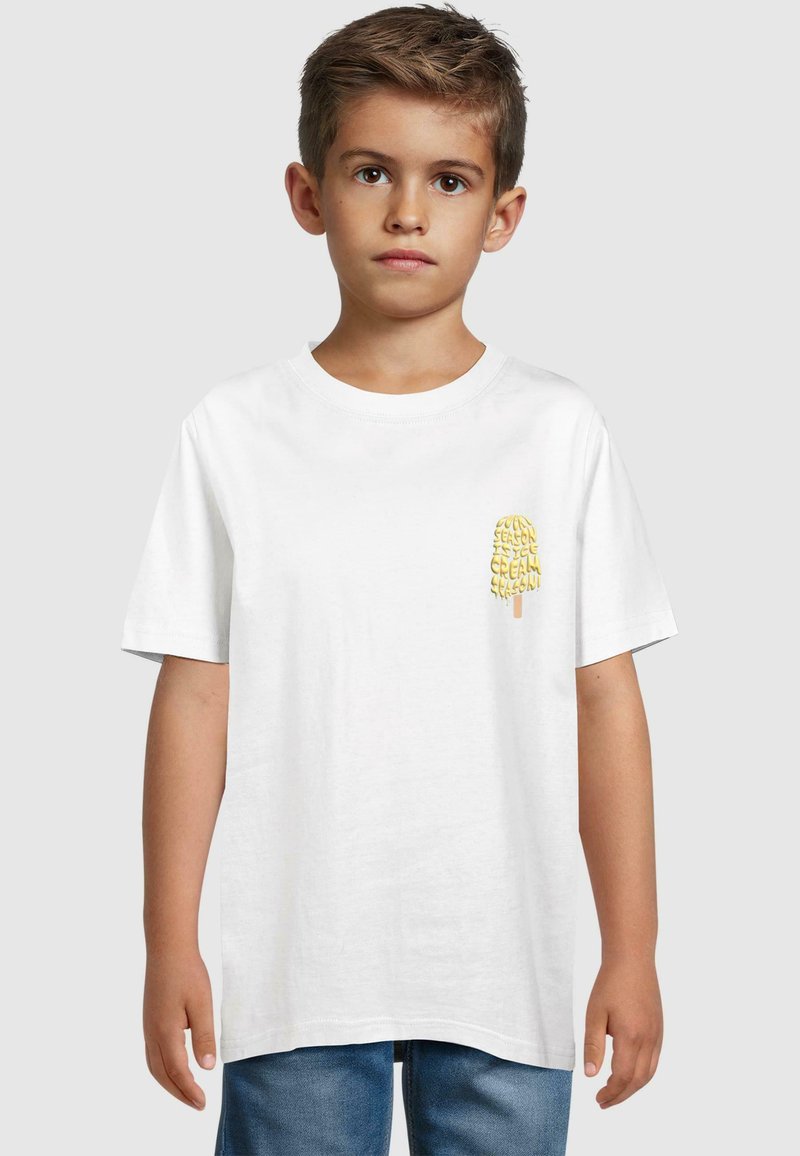 Hvid t-shirt med korte ærmer, der har et gult is-graphic med tekst, lavet af letvægts bomuldsstof, casual pasform, rund halsudskæring.