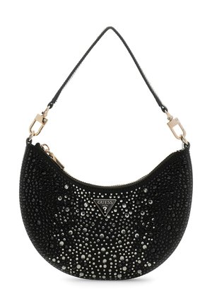 Schwarze, halbmondförmige Handtasche mit goldfarbenen Beschlägen, verziert mit schwarzen und silbernen Strasssteinen und einem kleinen dreieckigen Guess-Logo in der Mitte.