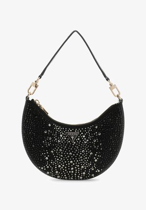 Schwarze, halbmondförmige Handtasche mit goldfarbenen Beschlägen, verziert mit schwarzen und silbernen Strasssteinen und einem kleinen dreieckigen Guess-Logo in der Mitte.