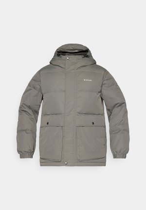 Giacca imbottita grigia con cappuccio, dotata di due tasche anteriori, polsini elasticizzati e chiusura con zip. Realizzata in un materiale leggero e resistente all'acqua.