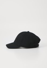 Fekete pamut baseball sapka ívelt karimával, félkör alakú, állítható pánttal a hátulján és egy kis folt részlettel az elején.