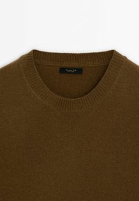 Pull marron en laine à col rond avec col côtelé, étiquette « Massimo Dutti Made in China », présenté sur un fond blanc.