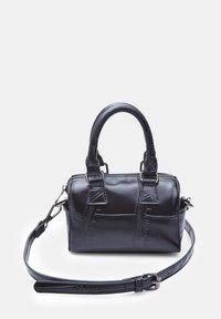 Borsa nera con un design strutturato, realizzata in materiale lucido. Presenta due manici corti, una tracolla rimovibile e una cerniera superiore.