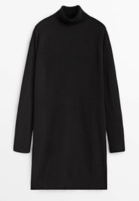 Robe noire en maille à manches longues avec col montant, silhouette droite et texture côtelée, présentée sur fond blanc.