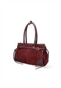 Borsa in suede bordeaux con dettagli in pelle, doppi manici e forma strutturata; presenta un dettaglio a fibbia e lacci laterali.